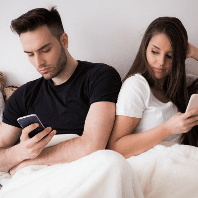 Mujer celosa con su novio por el celular